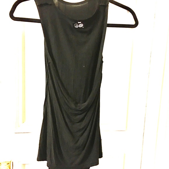 Interesting tank top - Picture 3 of 4